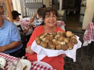 Sandra with appetizers in front of the pantheon